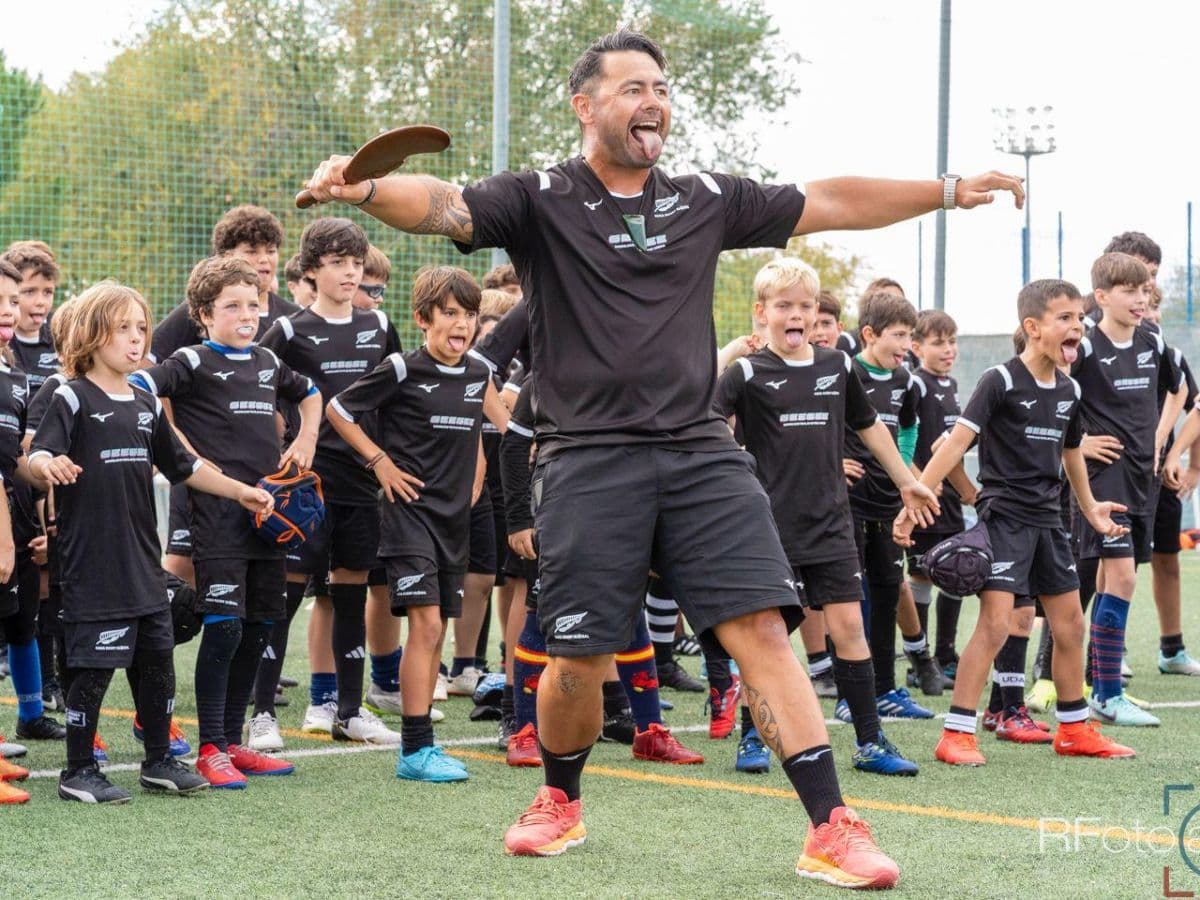 La Haka i els gegants d’Andorra la Vella es troben a la plaça del Consell General